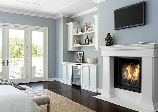 Modern living room with crown molding details.