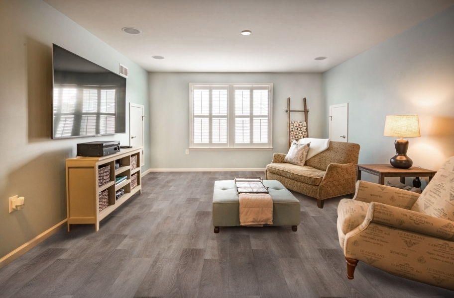 Living room with high-quality laminate flooring.